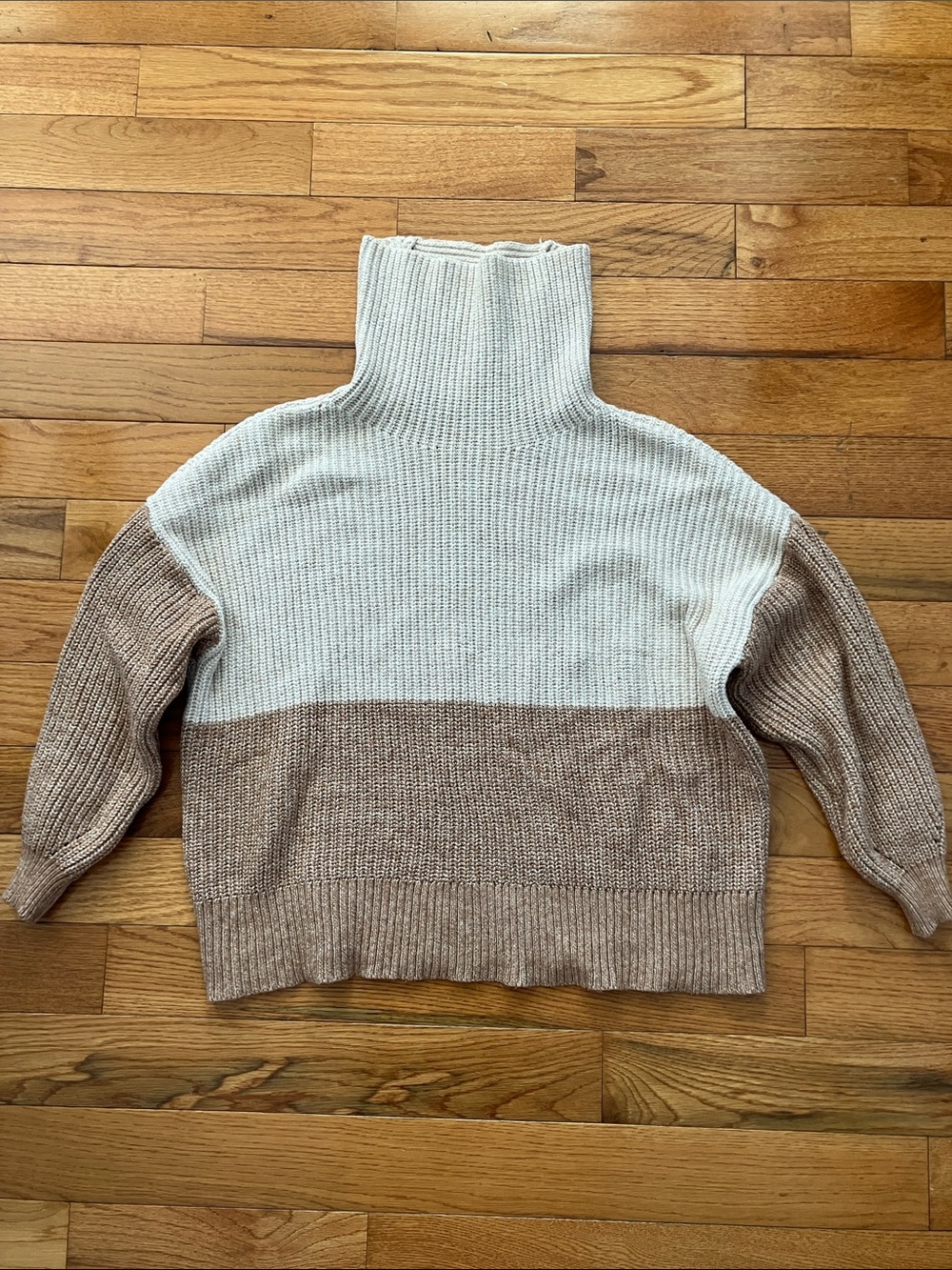 American Eagle Women’s Tan and Cream Turtleneck Sweater - Large
